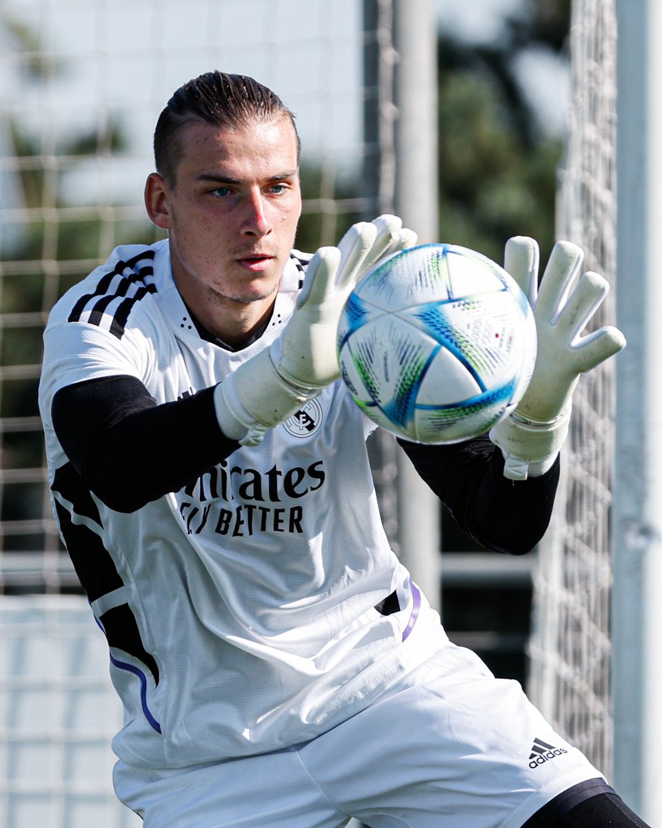 realmadrid's tweet photo. 🧤 @AndreyLunin13 🧤 https://t.co/9cSG3BCfb7