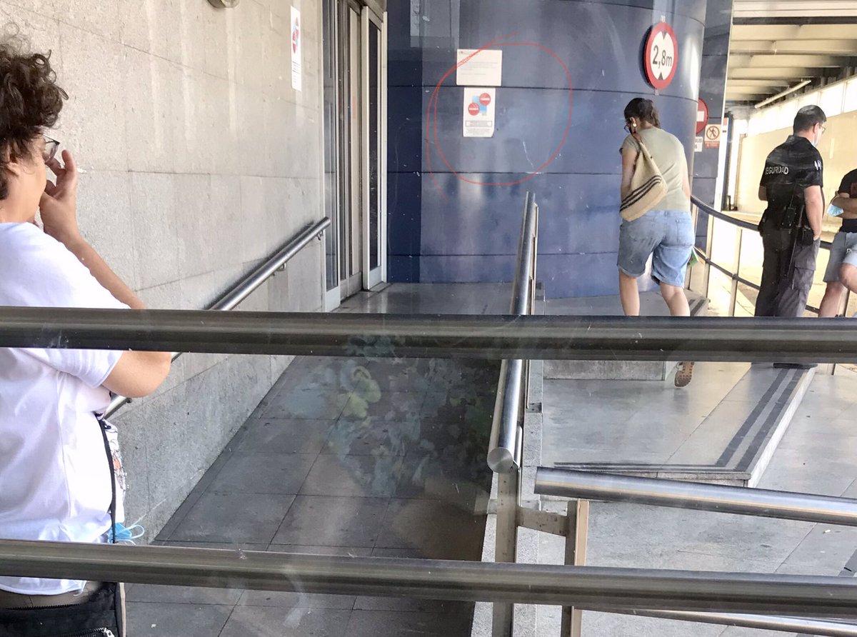 AnaLpezGil3's tweet photo. Es una vergüenza!!!! urgencias del #HospitalRamonyCajal desde las 8 de la mañana y la entrada es un fumadero. No respetan dos carteles enormes de No Fumar. recepcionista y guarda de seguridad no dejan de fumar mientras los pacientes (enfermos) tienen que pasar delante del humo…. https://t.co/FoODCaP1cN