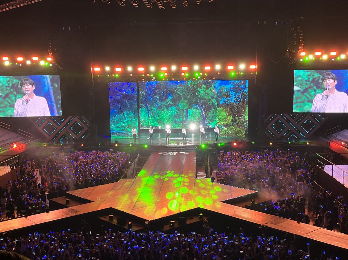 jaehwabernardo's tweet photo. Super Junior ends the show with “More Days With You.” #SS9inManila https://t.co/PJ0EHhk6n8