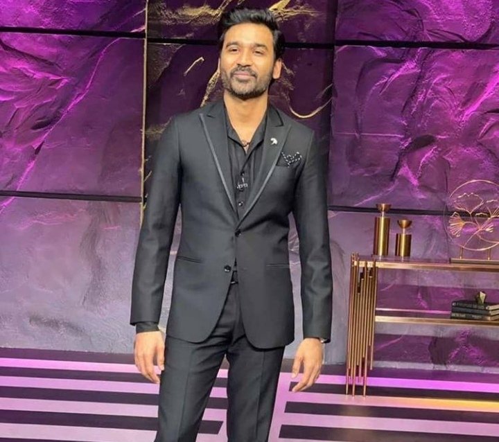 tyglansr_'s tweet photo. ▶️Kama umeangalia "The Gray Man" hii sura itakuwa sio ngeni kwako kwa balaa alilokuwa akilifanya mule ndani 🔥.
👉🏾Jamaa ni mhindu anaitwa "Dhanush Kraja" ni staa mkubwa kwenye movie za Bollywood.
👉🏾Kwenye The Gray man ametumia a.k.a ya "The Lone Wolf" 🐺
Jamaa ni 🔥🙌🏾
#vitukuntu https://t.co/EBQwn2Jm1w