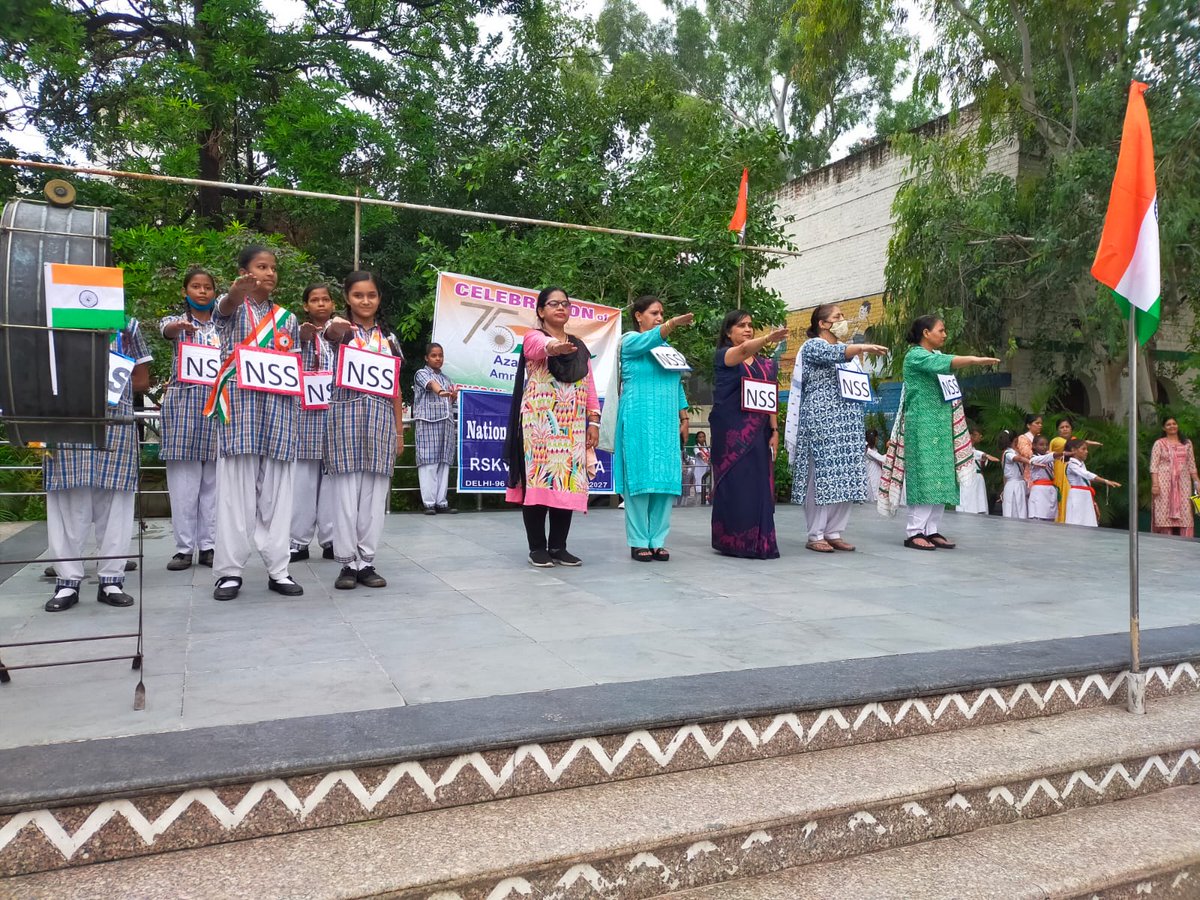 ArchanaNss's tweet photo. PLEDGE BY NSS,NO PLASTIC DRIVE प्लास्टिक को कर दो बाय बाय 👍 https://t.co/LoDR9qG8Zg