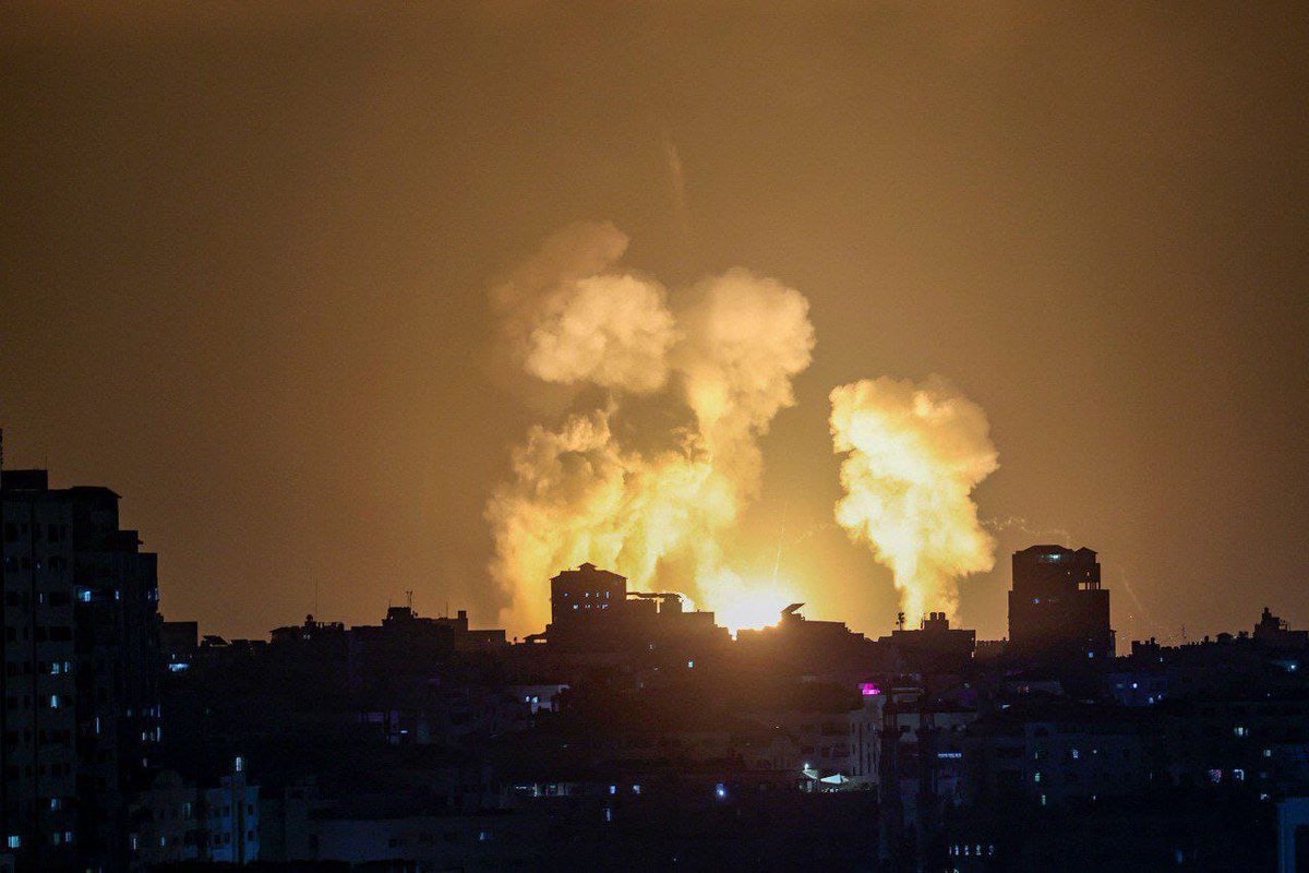 Sufyankhanp's tweet photo. ارضِ انبیاء فلسطین میں ظالم اسرائیلیوں کا ننگا ناچ ہو رہا اور مسلمان ستائے جا رہے غزہ کے رہائشی مکانات پر بم کے گولے پھینکے جا رہے ہیں 10 سے زائد مسلمان شہید ہوچکے ہیں جسمیں ایک معصوم بچی بھی ہے اور بہت سے مسلمان زخمی ہیں ۔
#GazaUnderAttack
#SavePalestine https://t.co/vSamuGhKqz