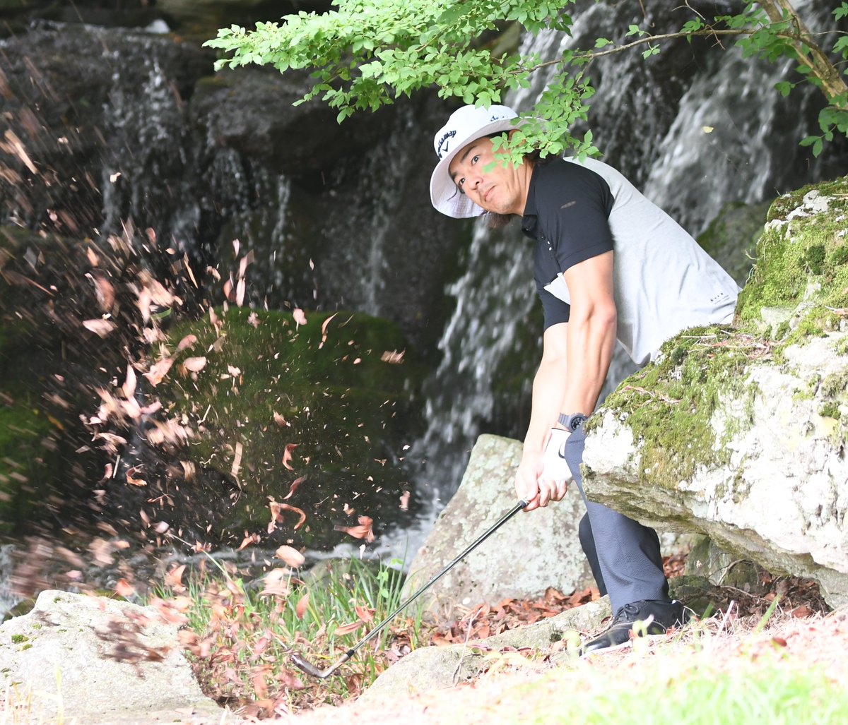 golf_asahi's tweet photo. ＃日本プロゴルフ選手権 第３日。＃石川遼 選手は１番パー５の２打目で、滝の前の岩場から見事なリカバリーショット。拍手と歓声に包まれました。 https://t.co/Zbw1nABtdF