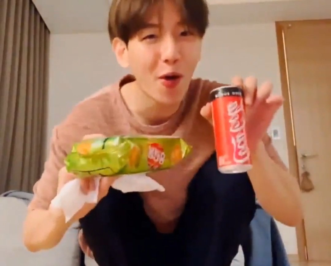 MILKYWAYL0VE's tweet photo. a picture you can hear: homerun ball coca cola~~~너무 맛있어 https://t.co/dNeZhtxS3S