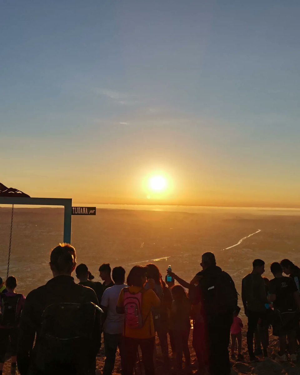 Alonnz0's tweet photo. Lo curioso con el atardecer es que, en realidad, no queremos que el sol se oculte, queremos que se quede justo sobre el horizonte, ni debajo ni encima de este.
.
.
.
#cerrocolorado #tijuana #hiking #hikingwithdogs #huaweinova5t #fotoconcelular https://t.co/MpUCAH5DJH