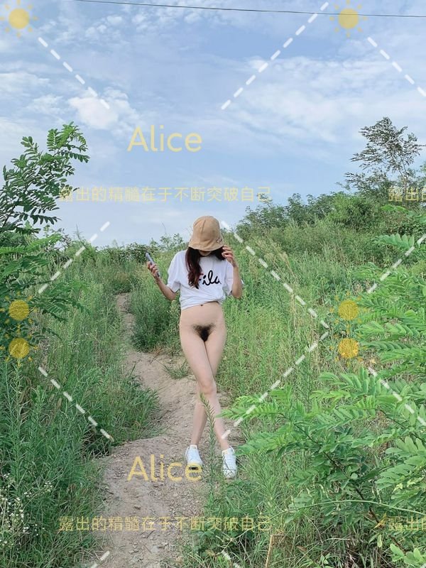 我说我不露你非让我露，好不容易找了个没人的野地都是蚊子下次不来了。
<a href="/huwaidaren0451/">户外达人</a>
欢迎可验证的露出爱好者加入我的露出休闲群。#露出 #户外露出 #人前露出 #女m任务 #露出调教
