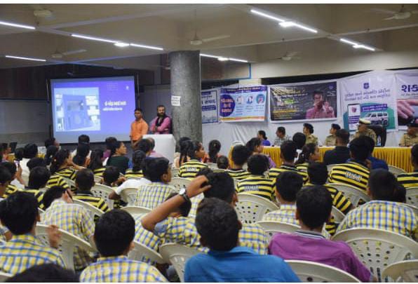 Vadcitypolice's tweet photo. #vadodaranews #efir #efirawarenessprogram #VadodaraCityPolice #gujaratpolice https://t.co/ODcor0cu8K
