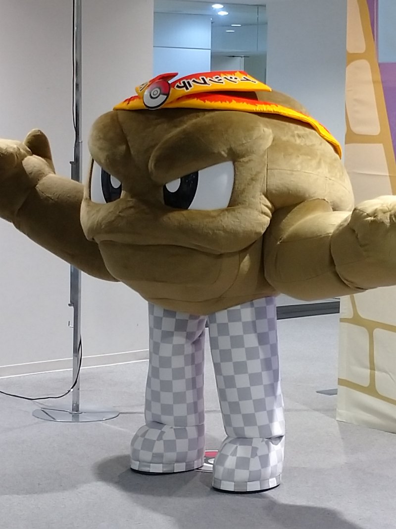 ポケモンのイシツブテの着ぐるみが 浮くためには足が必要でしたw 話題の画像プラス