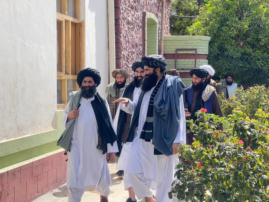 sonia_niazi6's tweet photo. سراج الدین حقاني بهر ته نه، سویلي هلمند ولایت ته تللی دی.
کورنیو چارو وزارت په یوه بیان کې ویلي دي، چې حقاني سویل ته د سفر په ترڅ کې نن هلمند ته تللی دی.
وروستیو کې ویل کېدل چې د امریکا له ډرون برید وروسته سراج الدین حقاني نامعلوم ځای یا بهر ته تللی دی. https://t.co/6UBj2y30cI