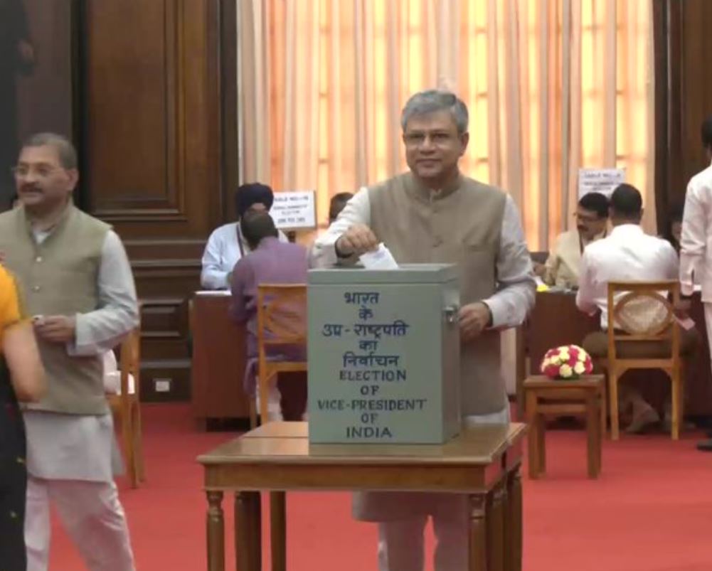 IBC24News's tweet photo. दिल्ली: उपराष्ट्रपति चुनाव के लिए केंद्रीय मंत्री जितेंद्र सिंह और अश्विनी वैष्णव ने संसद में वोट डाला।

@DrJitendraSingh | @AshwiniVaishnaw | #VCElection | #MargaretAlva  | #VicePresidentElection | #vicepresidentelection2022 https://t.co/RvCCTSm62S