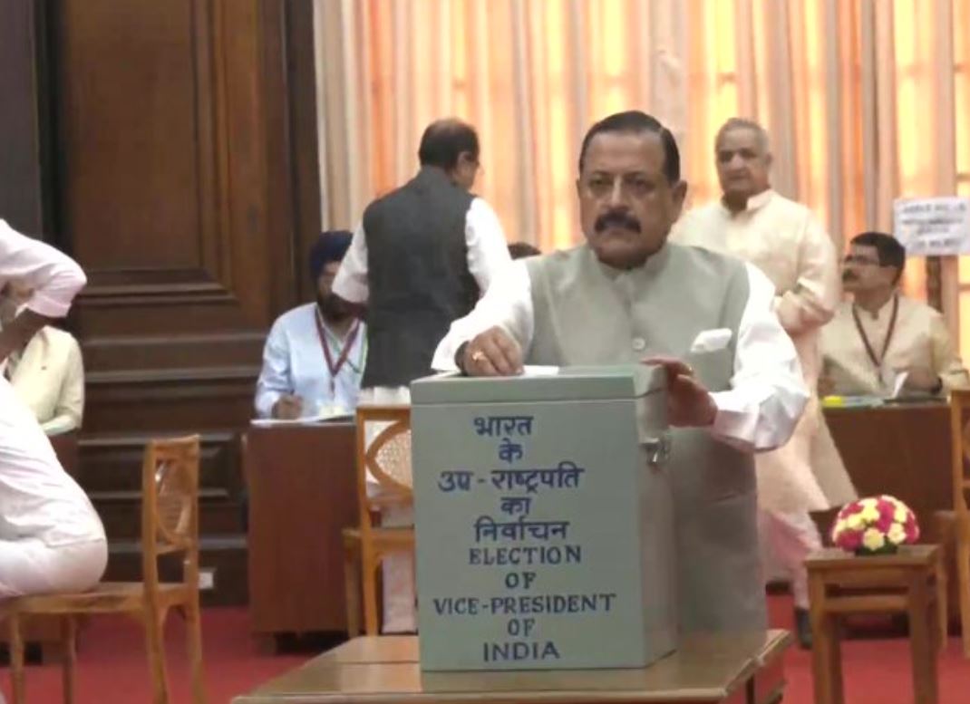 IBC24News's tweet photo. दिल्ली: उपराष्ट्रपति चुनाव के लिए केंद्रीय मंत्री जितेंद्र सिंह और अश्विनी वैष्णव ने संसद में वोट डाला।

@DrJitendraSingh | @AshwiniVaishnaw | #VCElection | #MargaretAlva  | #VicePresidentElection | #vicepresidentelection2022 https://t.co/RvCCTSm62S