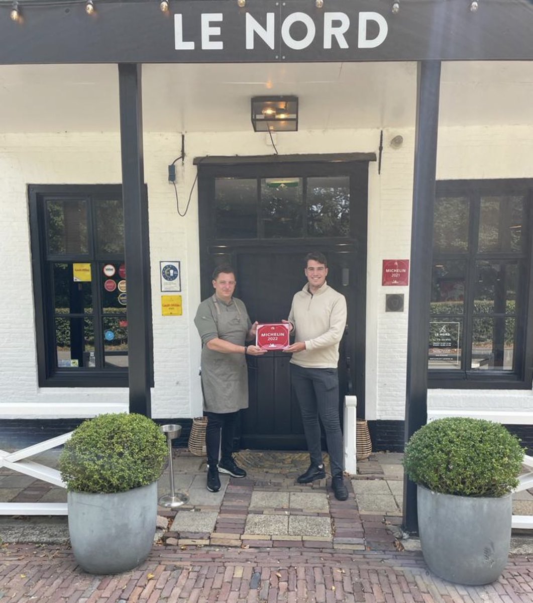 👊🏻BAM👊🏻
Ook in 2022 onze Bib Gourmand weten te behouden! 
Merci <a href="/MICHELINgidsBNL/">Guide MICHELIN Gids</a> &amp;  <a href="/MakroNederland/">Makro Nederland</a> voor het mooie nieuwe emaille schild. 
Trots op ons team! 
Lieke &amp; Grégory Nicole