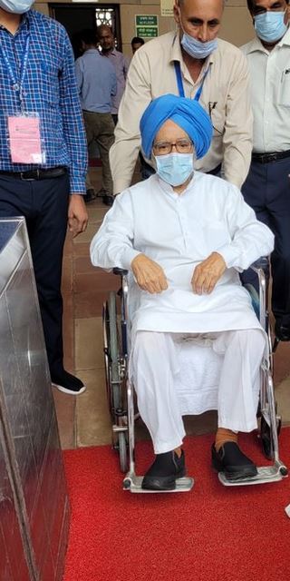 IBC24News's tweet photo. दिल्ली: पूर्व प्रधानमंत्री डॉ मनमोहन सिंह उपराष्ट्रपति चुनाव के लिए अपना वोट डालने संसद पहुंचे।

#ManmohanSingh | @INCIndia |  #VCElection | #MargaretAlva  | #VicePresidentElection | #vicepresidentelection2022 https://t.co/3urIaGdHpu