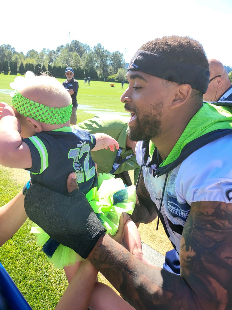 KayteeBinns's tweet photo. When your baby gets held by one of the best!! @Prez Today was a good day!! 🙌🏻 Go Hawks!! 💚💙 #TrainingCamp
@gmfb @Seahawks @nfl #mckenzee https://t.co/I1tcG7p0t7