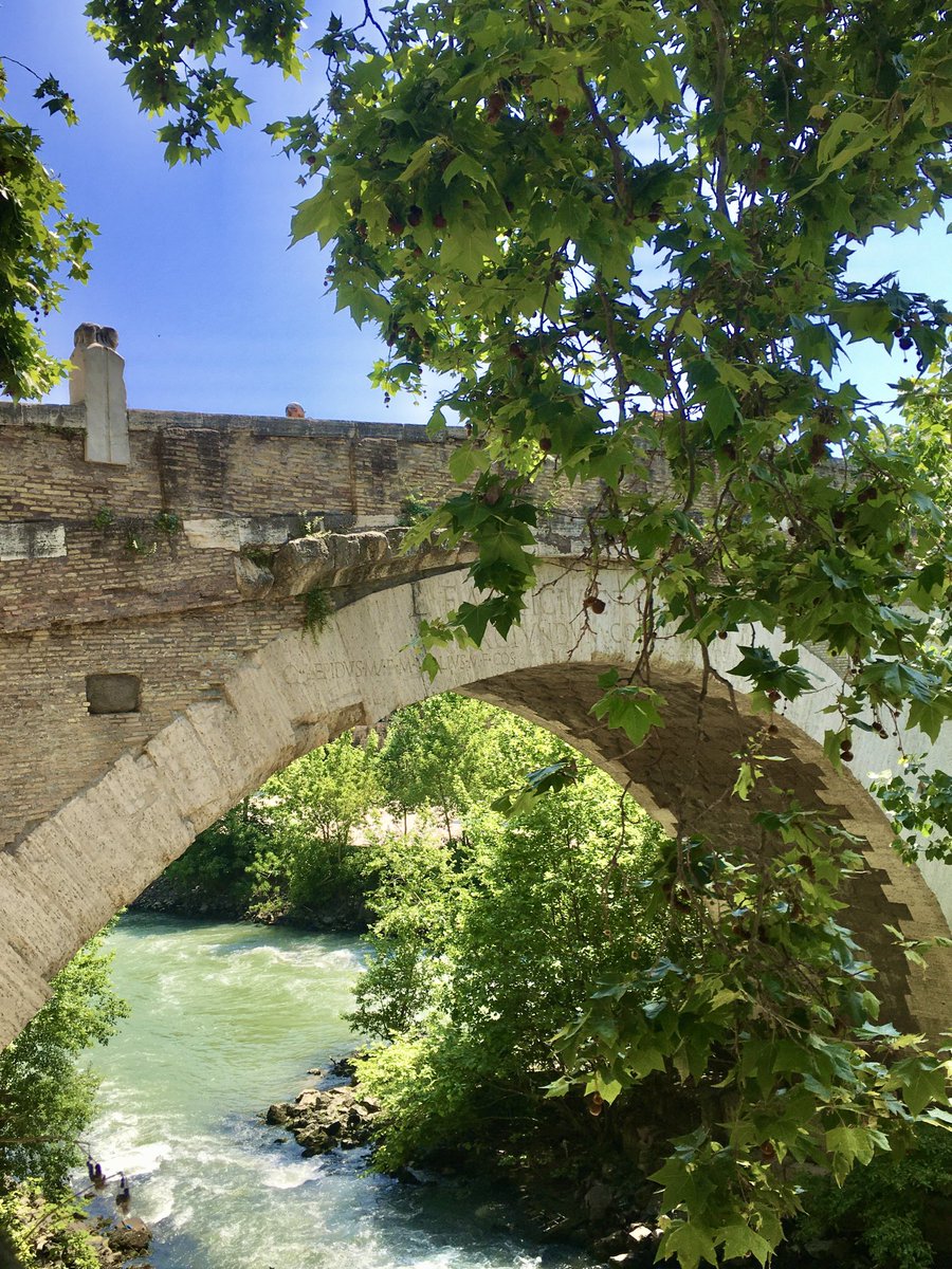caputmundiHeidi's tweet photo. Buongiorno #Roma 🤍 
Ponte Fabricio o Ponte dei Quattro Capi
#Rome https://t.co/PT1GGBsHbV