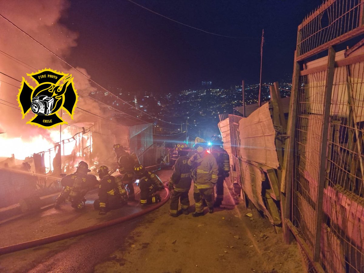 FirePhotoChile's tweet photo. @FirePhotoChile
Bomberos Antofagasta 
@central132Antof
Clave: 10-0 
Fuego estructural en casa habitación 
Dirección: Enrique Soto y Martin Luther King,
Comuna: Antofagasta
F-47 en el lugar 
@biobio @abcemergencias @radiocarab https://t.co/wd5DNRxTHJ
