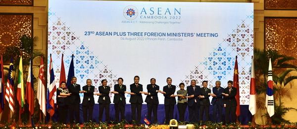 JiRongCHN's tweet photo. At #ASEANPlusThree FMs Meeting, all parties agreed to speed up regional econ integration,fully implement #RCEP,increase econ resilience,ensure smooth operation of ind&amp;supply chains,jointly meet food&amp;energy security challenges,deepen coop in public health,digital econ&amp;green devt. https://t.co/WAAMhJB9j5