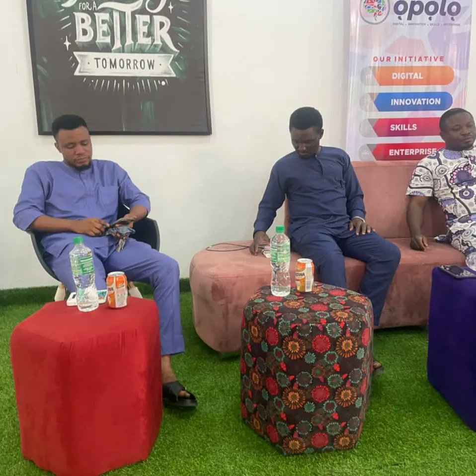 AssonUniosun_'s tweet photo. OUR SEMINAR/LECTURER DAY OF THE #ASSONWEEK'22🎉
OMOOOOO GBOGBO STUDENTS LO TI WA DEPRESSED tan. #Our theme screamed
#Depression #DepressionAwareness
Ask yourself :
How do I know I'm depressed
how do I overcome depression????
Dr. Falana F.B lectured us on this🙏♥️ https://t.co/6mwQcO7jas