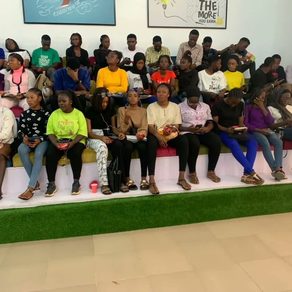 AssonUniosun_'s tweet photo. OUR SEMINAR/LECTURER DAY OF THE #ASSONWEEK'22🎉
OMOOOOO GBOGBO STUDENTS LO TI WA DEPRESSED tan. #Our theme screamed
#Depression #DepressionAwareness
Ask yourself :
How do I know I'm depressed
how do I overcome depression????
Dr. Falana F.B lectured us on this🙏♥️ https://t.co/6mwQcO7jas
