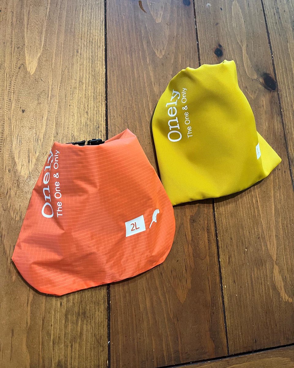 OnelyJp's tweet photo. 臭わず軽いくて洗える、においもこもらない、そしていかにもでないちょっとお洒落なう⭕️こバッグ試作第二弾作ってみました‼️クルクル丸めて散歩バッグやリュックにつけられます。今回は特殊なインナーで作ってみたけどどうかな!?お昼寝中のパピーのう⭕️こ待ちです😁
#onely
#ワンリー
#オリジナル https://t.co/JrceEClcNe