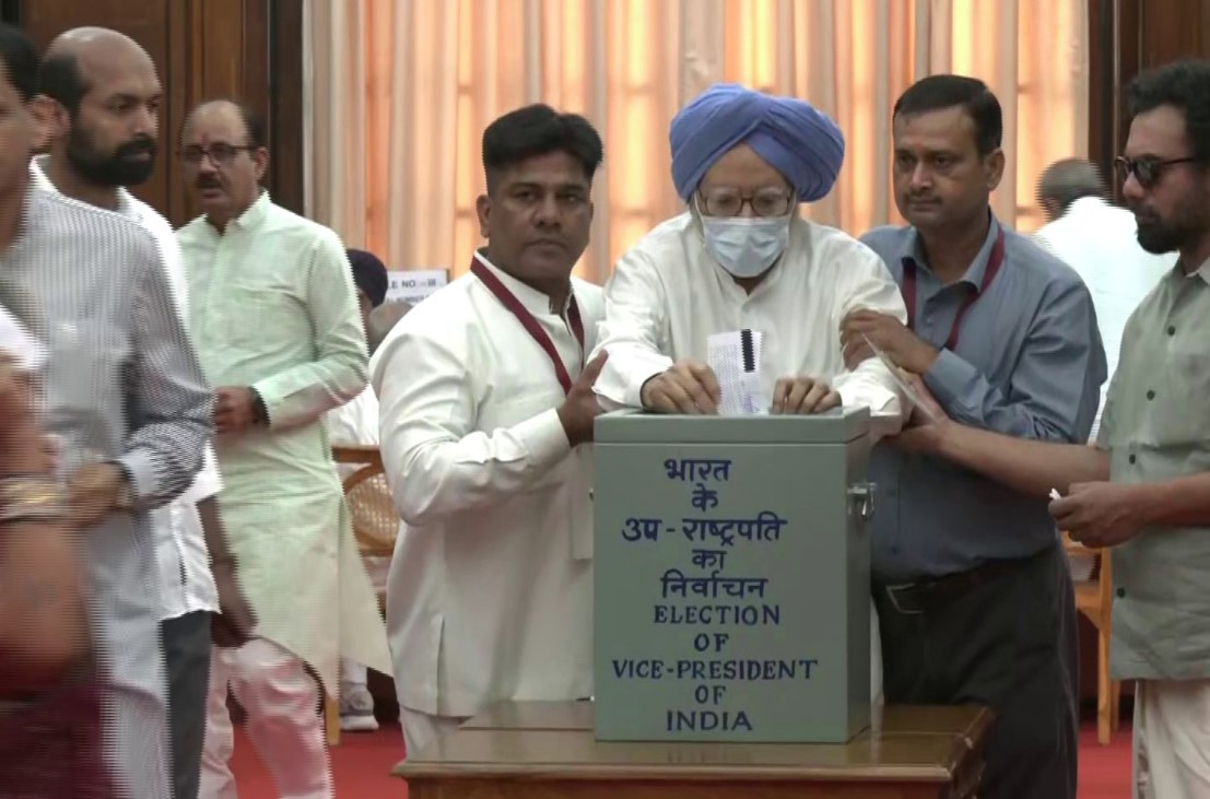 IBC24News's tweet photo. दिल्ली: उपराष्ट्रपति चुनाव के लिए पूर्व प्रधानमंत्री और कांग्रेस सांसद डॉ मनमोहन सिंह ने संसद में अपना वोट डाला।

#ManmohanSingh | @INCIndia |  #VCElection | #MargaretAlva  | #VicePresidentElection | #vicepresidentelection2022 https://t.co/YPHGTCN3oo
