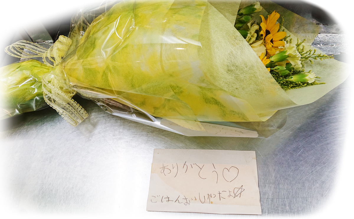 maneidou's tweet photo. こんにちは！まんえい堂です😀
とある店舗のお話しを…
昨日、長年お勤めされた店長さんが退職されました。
お客様から心のこもったお���紙や手作りのプレゼント、お花まで頂きました。
今後もお客様を笑顔にできるようスタッフ一同頑張ります！

店長宅にプレゼントを飾っている写真が本日届きました💫 https://t.co/NEPopWY2jh