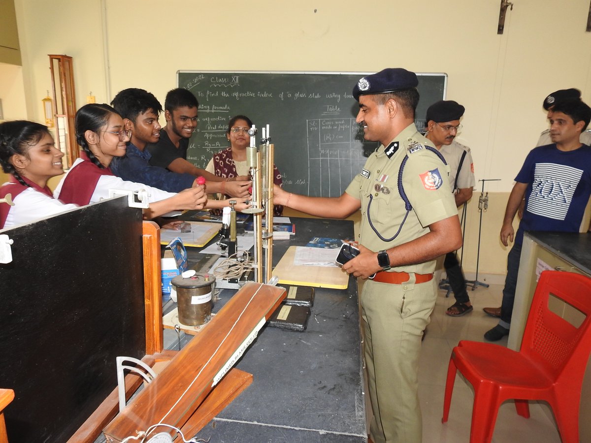 mamoon00986250's tweet photo. The new commissioner of Howrah City Police Shri. Praveen Kumar Tripathi (IPS) visited Rebecca school campus, visited all facilities, interacted with the students, he also promised to conduct motivational session regularly with other IPS and IAS officer. https://t.co/wDEWR6ZRdQ
