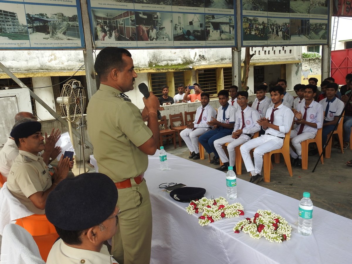 mamoon00986250's tweet photo. The new commissioner of Howrah City Police Shri. Praveen Kumar Tripathi (IPS) visited Rebecca school campus, visited all facilities, interacted with the students, he also promised to conduct motivational session regularly with other IPS and IAS officer. https://t.co/wDEWR6ZRdQ