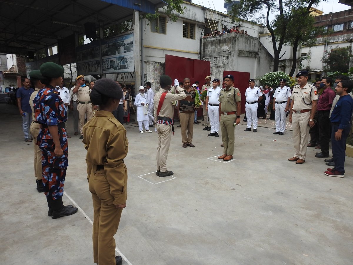 mamoon00986250's tweet photo. The new commissioner of Howrah City Police Shri. Praveen Kumar Tripathi (IPS) visited Rebecca school campus, visited all facilities, interacted with the students, he also promised to conduct motivational session regularly with other IPS and IAS officer. https://t.co/wDEWR6ZRdQ