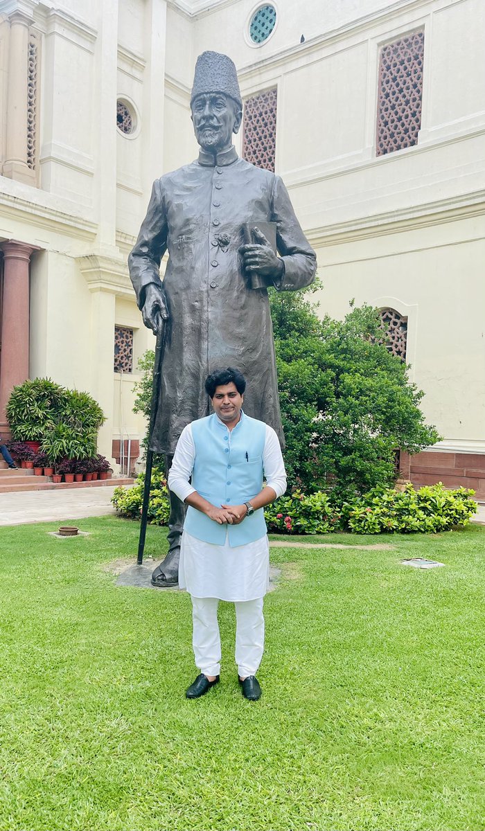 thesalmanvoice's tweet photo. ये तो इक रस्म-ए-जहाँ है जो अदा होती है ...
वर्ना सूरज की कहाँ सालगिरह होती है  ।

सालगिरह की बेशुमार मुबारकबाद दुआ के साथ अल्लाह आपको तंदुरुस्ती के साथ लंबी उम्र अता फरमाए ।
आमीन..
@ShayarImran 
@INCMinority https://t.co/LIpFKp9ZRz