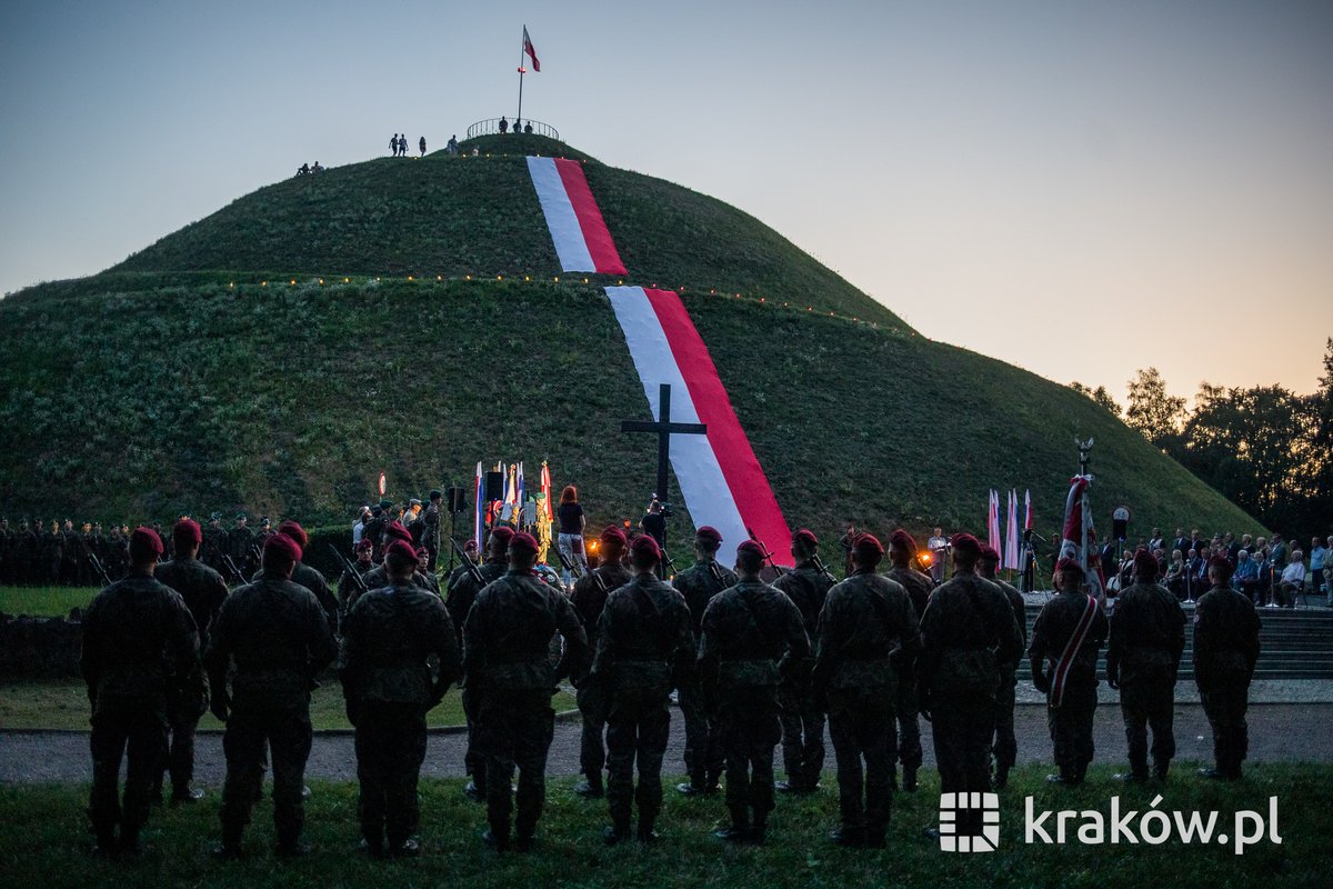 krakow_pl's tweet photo. Dziś z krakowskich Oleandrów wyruszył LVII Marsz Szlakiem I Kompanii Kadrowej. W piątek o godz. 20.30 odbył się uroczysty #capstrzyk pod kopcem Józefa Piłsudskiego na Sowińcu połączony ze złożeniem ziem w kopcu i apelem pamięci
Fot. @BSKrakow https://t.co/r3x1g7sJSF