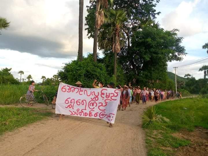 NantEiThandar's tweet photo. The protesters of Shwe Yae Kyi Strike in Yinmarbin township held their daily protest against the genocidal military dictatorship on August 5.

#SavePoliticalPrisoners
#2022Aug6Coup
#WhatsHappeninglnMyanmar https://t.co/3v7bROK7PJ