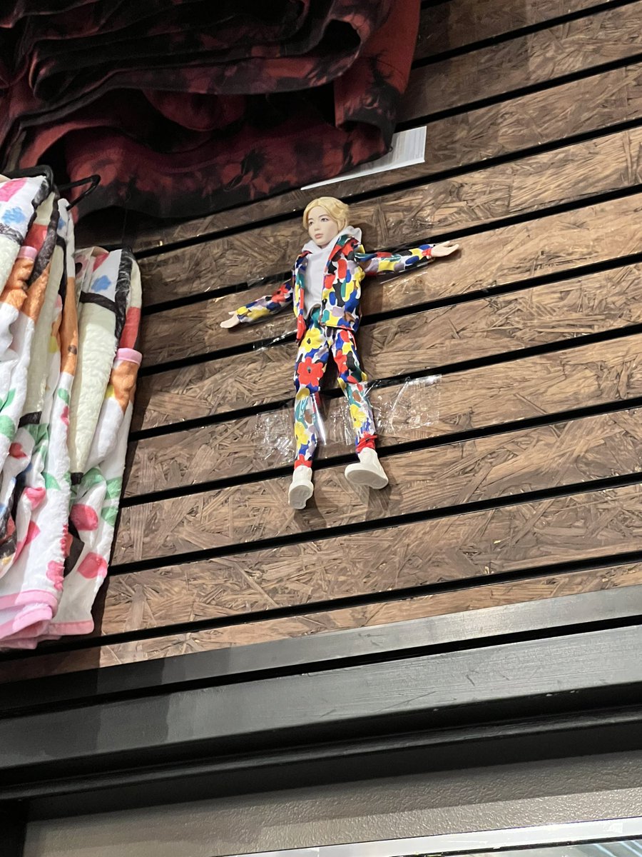 NAKAM0TOES's tweet photo. thinking about the jin crucifix in my local hot topic https://t.co/pX4LANbCwY