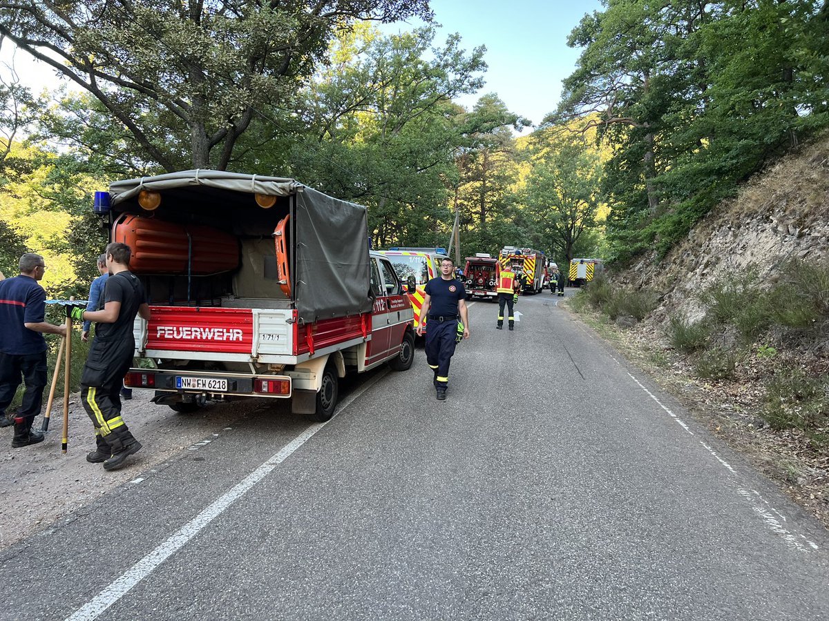 FeuerwehrNW's tweet photo. Aktuell befinden wir uns erneut im Einsatz im Bereich des Hambacher Schlosses, es wird nachberichtet. https://t.co/ESSl2vJO3b