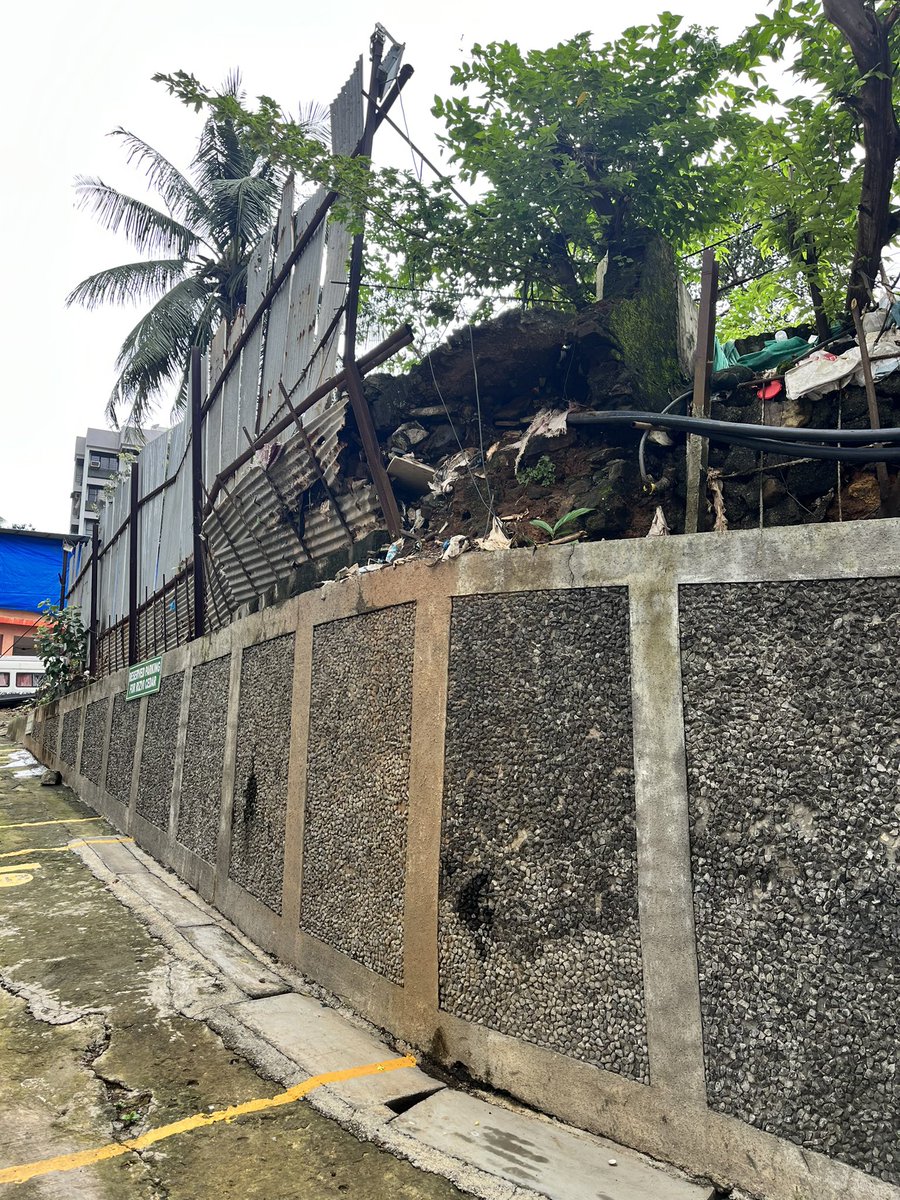 ChippaAbid's tweet photo. Potential landslide! Dangerous! Urgent attention!
@mybmcWardPN @mybmc @sureshpprabhu 
This elevated land near Rizvi Cedar chs Ltd raheja complex road,Malad east 400097(times of India)is about to collapse and might cause civilian casualty.Need urgent attention and solution 🙏🏻 https://t.co/wthmX1o1W6