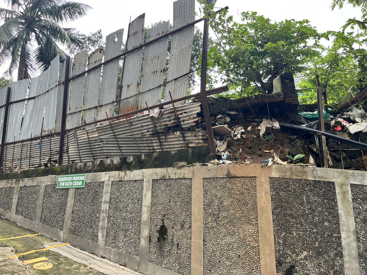 ChippaAbid's tweet photo. Potential landslide! Dangerous! Urgent attention!
@mybmcWardPN @mybmc @sureshpprabhu 
This elevated land near Rizvi Cedar chs Ltd raheja complex road,Malad east 400097(times of India)is about to collapse and might cause civilian casualty.Need urgent attention and solution 🙏🏻 https://t.co/wthmX1o1W6