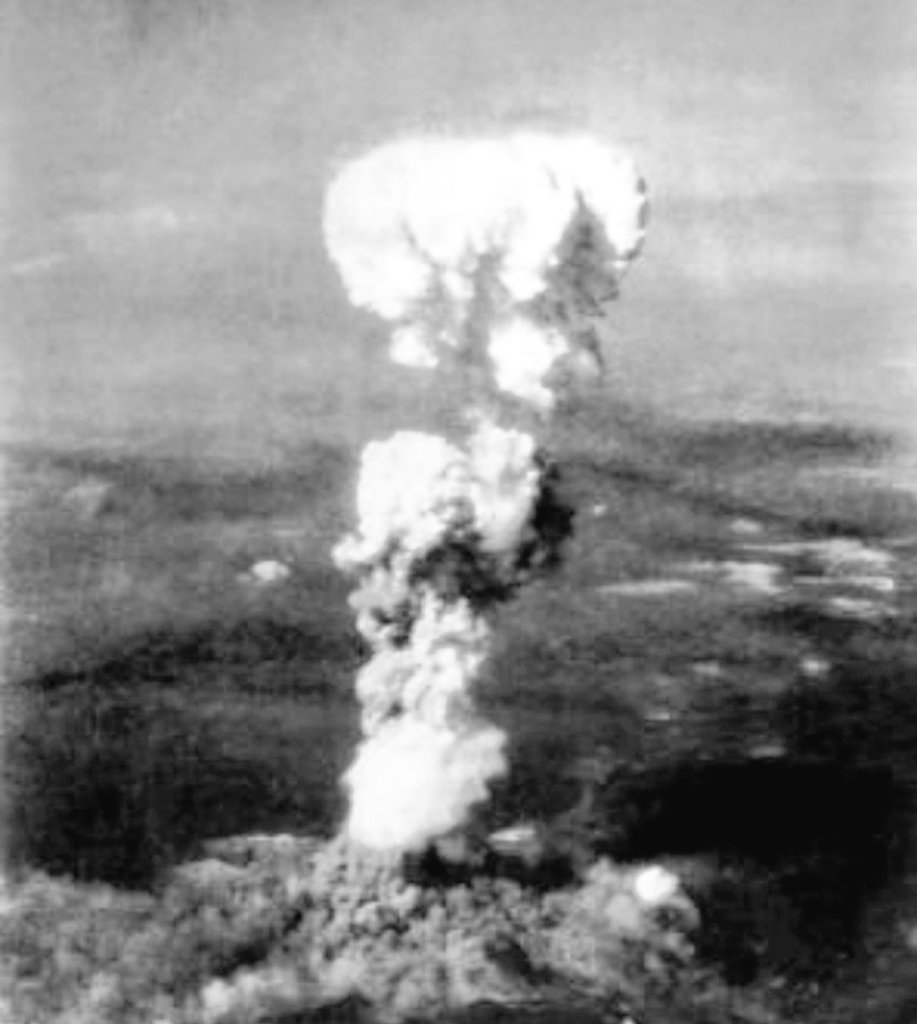Letnapark's tweet photo. 8.15h
6.8.1945
#EnolaGay mit dem Piloten Paul #Tibbets wirft über #Hiroshima #LittleBoy ab, die erste je in einem Krieg eingesetzte Atombombe. 90 - 200.000 Menschen sind sofort tot.
Die Überlebenden der Atombombenabwürfe auf Hiroshima und #Nagasaki werden #Hibakusha genannt. https://t.co/To5RDePpaX