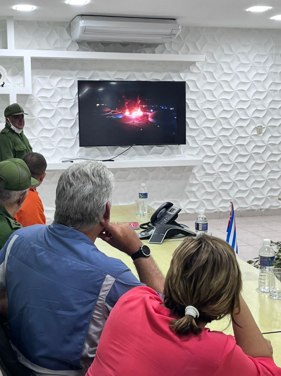 Será muy larga y angustiosa esta madrugada, como lo fue la noche. No existen antecedentes de incendio de tal magnitud en la Base de Supertanqueros. Hoy el pueblo de #Matanzas con sus cuadros al frente, admira por su coraje y serenidad. Nos honra acompañarlos. #FuerzaMatanzas