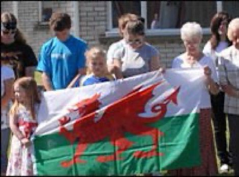 Craig’s coffin was carried by horse and carriage through his home village in Ogmore Vale to the funeral with full military honours.

People in Blaengarw displayed the Welsh flag in their windows or gardens and shops were shut as a mark of respect 🙏

Lest we forget 🇬🇧