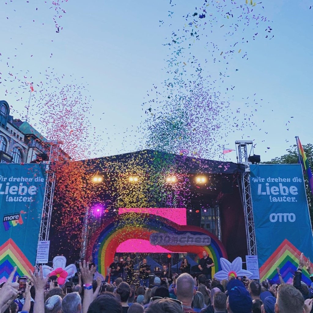 Happy Pride! 🏳️‍🌈 Das CSD-We in HH ist eröffnet! Demo-Start zum #hamburgpride heute um 12 Uhr Lange Reihe/ Schmilinskystr. 'Auf die Straße! Vielfalt statt Gewalt.' #csdhamburg