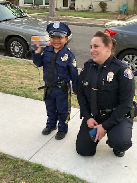 Shaleana_B's tweet photo. The best part of National Night Out is meeting our future leaders. #nno2022 #LBPDCares https://t.co/Mgz7lLvi60