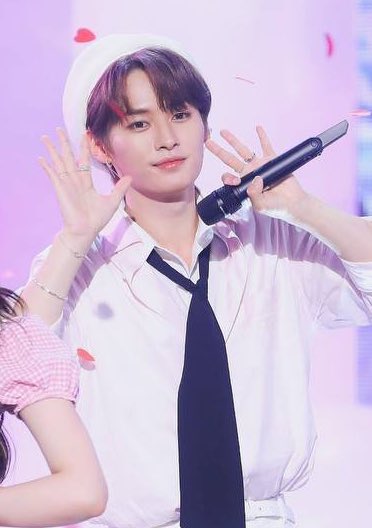 skznewsupdates's tweet photo. first day as MC                  1 year as MC 🥹 https://t.co/7jigN2WzG6