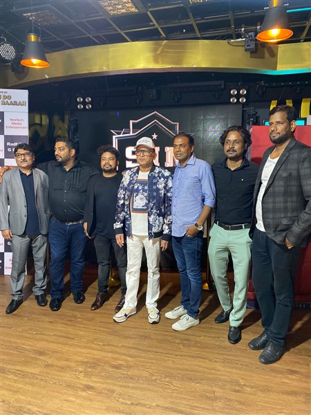 grace_entertain's tweet photo. @AnnukapoorFC @annukapoor_ @Annukapoor_FC Annu Kapoor launches the first poster of 'Hum Do Hamare Baarah' in Mumbai, the film addresses the issue 
@HumDoHamareBaarah @GraceSofas

#gracesofa

#Mumbai

#gracesofaandentertainment

#EntertainmentNews 
https://t.co/VMDX6Ufxbj https://t.co/SOd2xXeR6m