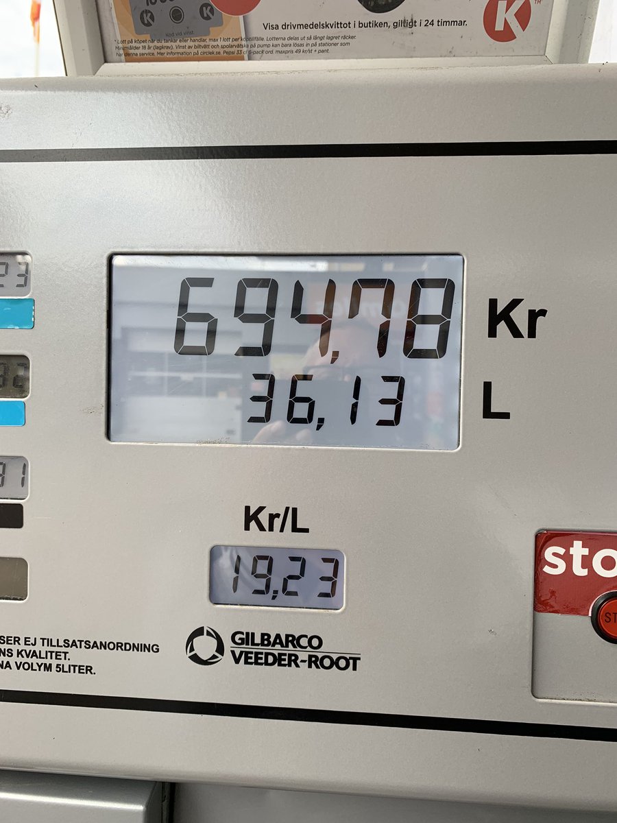 Nu kostar bensinen under 20 kronor. Var är alla inlägg som tackar Socialdemokraterna för sänkningen? Och var är frågorna till alla partier som lovat att sänka priset med fem kronor efter valet?