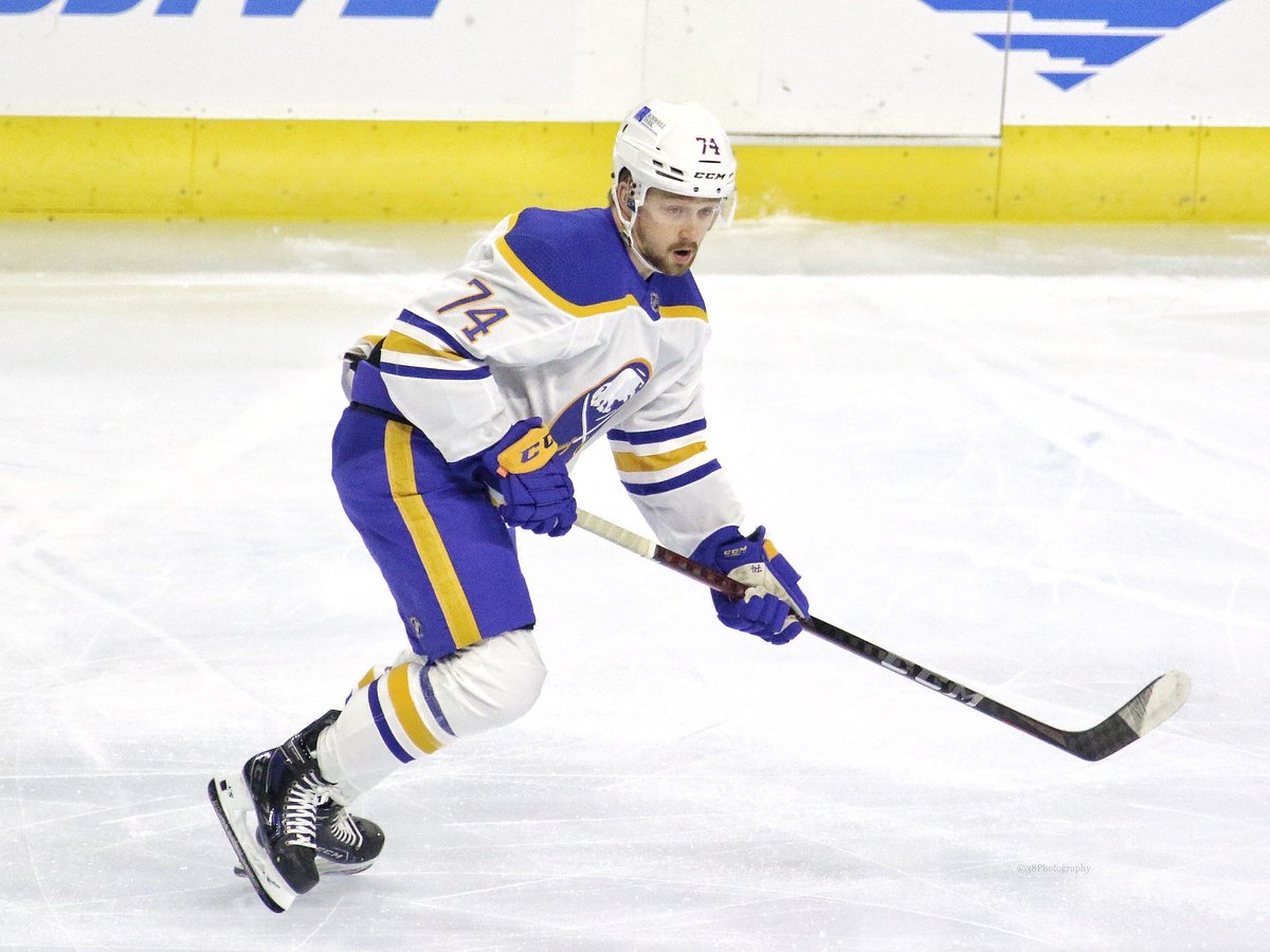 Rasmus Asplund 🇸🇪 - Buffalo Sabres

24 år, Center/Forward

👶: Filipstads IF

Spelade SHL med Färjestad mellan 14/15 och 17/18 där det blev 65 poäng på 154 matcher. I Buffalo har han nu tagit en ordinarie plats och gjorde 27 poäng på 80 matcher 21/22. Spelade VM 2022 för Sverige.