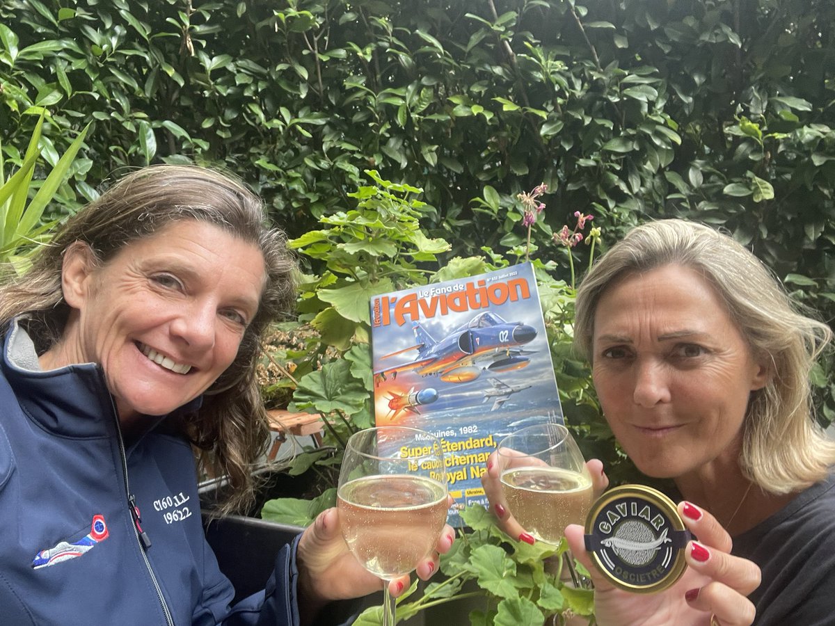 DaphDesrosiers's tweet image. #weekendvibes : avec le @FanaAviationMag on se prépare à un #weekend de haut vol avec le dernier vol du #Transall et des artistes les passionnants 🥂merci les amis d’être là @VrignaudMarie @Mirage4000B @hauglustaine