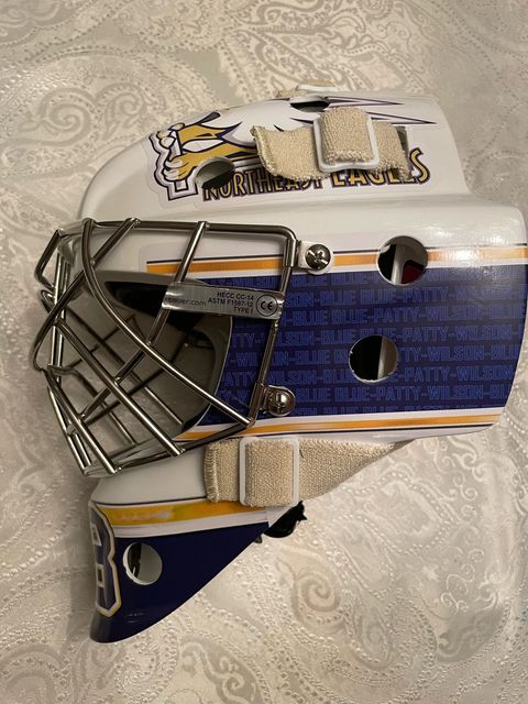 customcagesca's tweet photo. CURTIS FARMER , THANKS FOR SHARING WITH US THE FINAL RESULT OF YOUR CUSTOM KIT❗️
#hockey #hockeylife #hockeygoalie #hockeygoalies #hockeygear #hockeyhelmet #icehockeygoalie  #goalies #goaliegear #goaltenders #goalielife #goaliehelmet #goaliemask #customgoaliemask #customcages https://t.co/SqVvjoVxeI