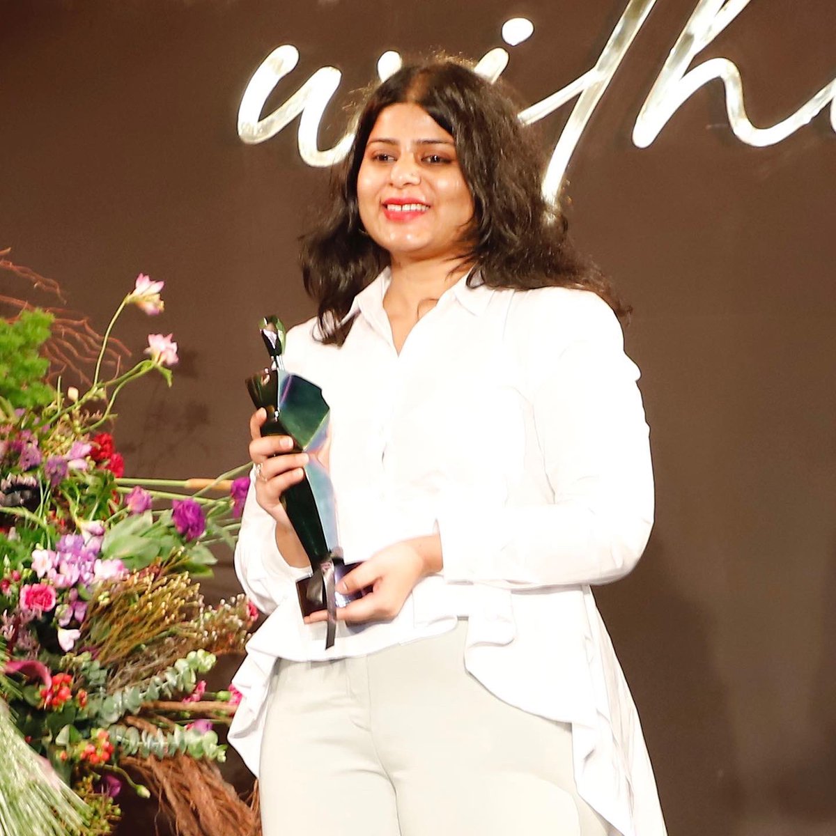 fdciofficial's tweet photo. FDCI celebrated the unforgettable contribution of media, who have been the backbone of India Couture Week.

Namya Sinha, Associate Editor, HT City recieving the award on behalf of @sonalkalra &amp; Team

#FDCI #FDCIWithin #ICW2022 #15YearsofICW https://t.co/ZasipnhCau