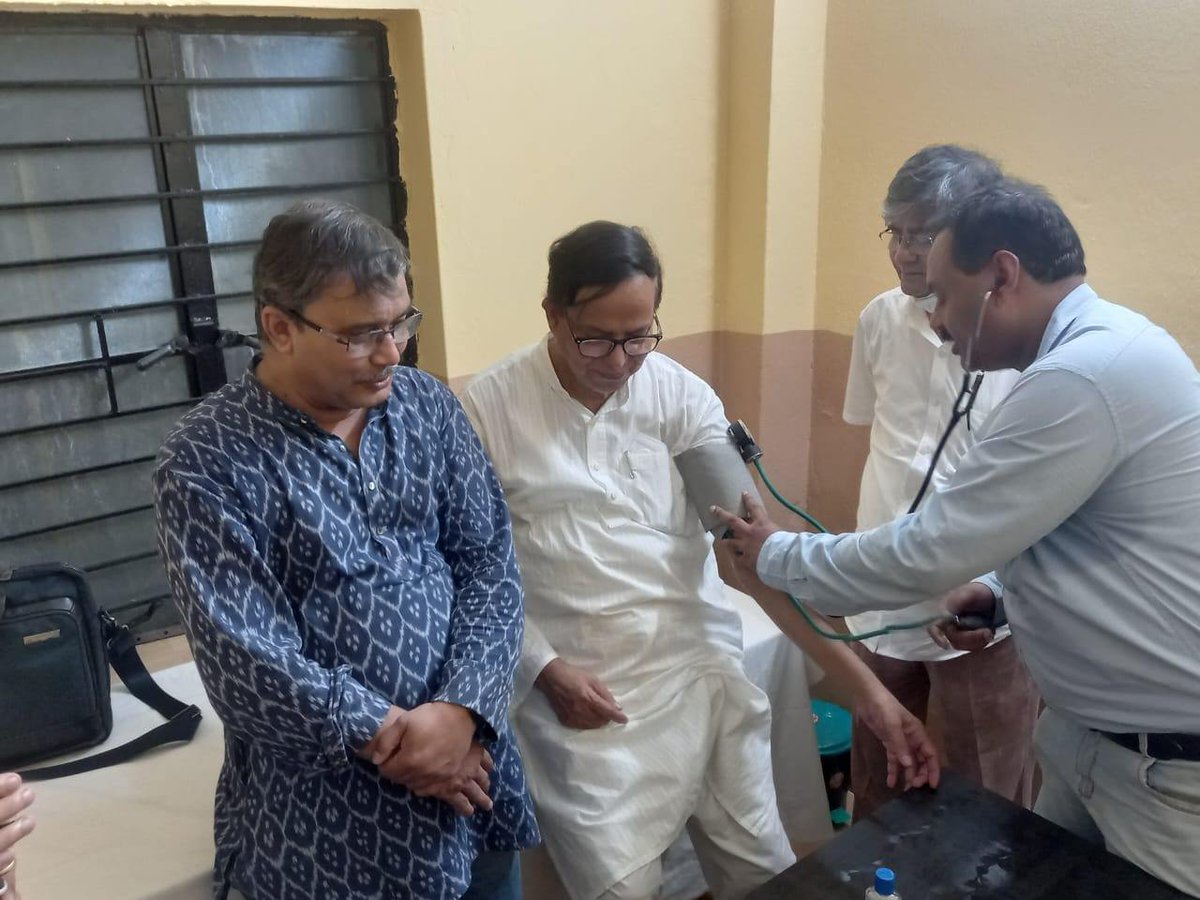CPIM_WESTBENGAL's tweet photo. Jadavpur | @salimdotcomrade inaugurated Bikalapa Swasthokendra as a part of the #Mission360Degree. Our Comrades are building Alternative Schools, Health Centers, Community Kitchens, Coaching Centers across the state to help people reeling under the burden of economic crisis. https://t.co/ZqZ15hGKc6