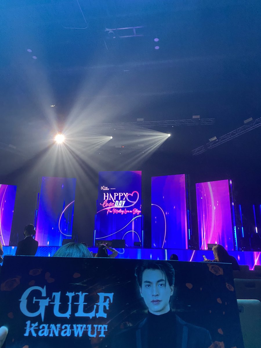 JoyGulf's tweet photo. Its so close 🤩😁🤭#HappyLoveDayLiveOnStage
#3PlusXMeanGulfKao
#GulfKanawut https://t.co/FtFekWbiVE